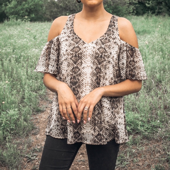 Love Bites Cold Shoulder Top - Picture 2 of 6